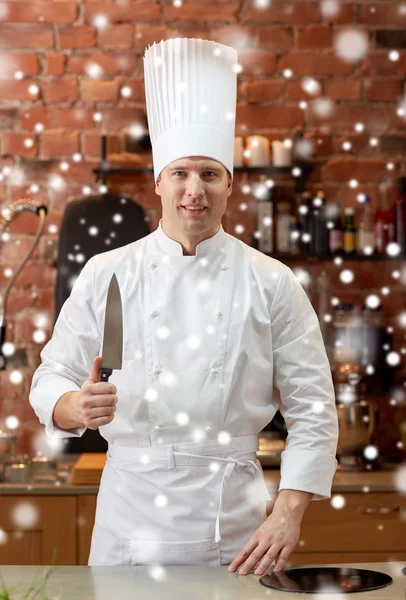 Cocinero macho feliz en cocina con cuchillo — Foto de Stock