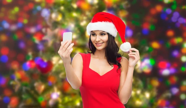 Kvinna i santa mössa med selfie av smartphone — Stockfoto
