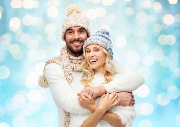 Couple souriant en vêtements d'hiver étreignant — Photo