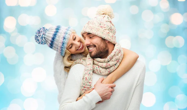 Lachende paar in winterkleren knuffelen — Stockfoto