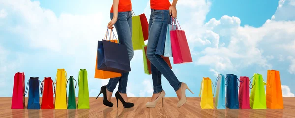 Primer plano de las mujeres con bolsas de compras — Foto de Stock