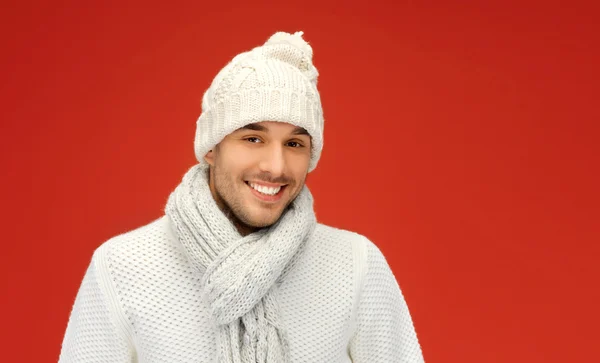 Hombre guapo en suéter caliente, sombrero y bufanda — Foto de Stock