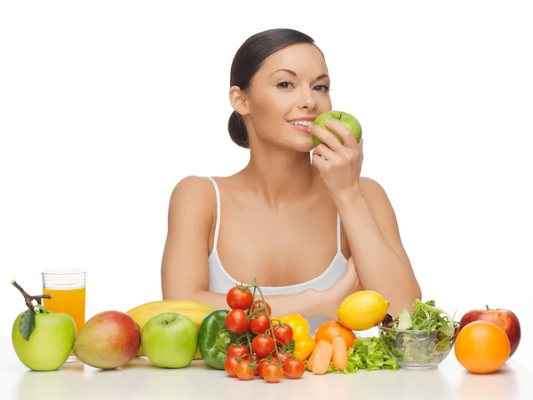 Femme aux fruits et légumes — Photo