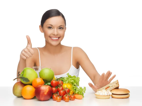 Femme avec des fruits montrant pouces vers le haut — Photo