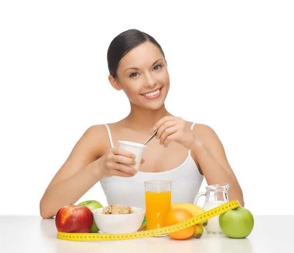 Mujer con desayuno saludable y cinta métrica — Foto de Stock