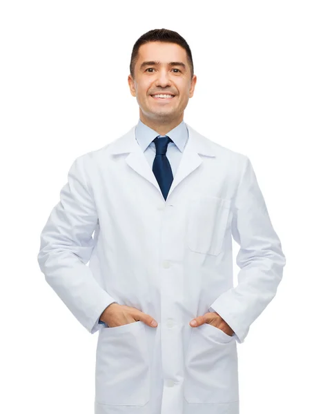 Mosolygó férfi orvos fehér kabát — Stock Fotó