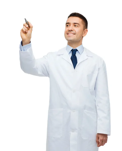 Sonriente doctor masculino escribiendo algo con marcador — Foto de Stock