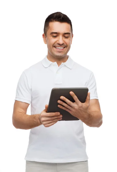 Homme souriant avec tablette PC — Photo