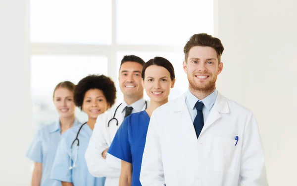 Groep van gelukkig artsen in het ziekenhuis — Stockfoto