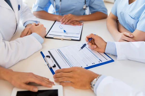 Primer plano de los médicos con portapapeles en el hospital — Foto de Stock