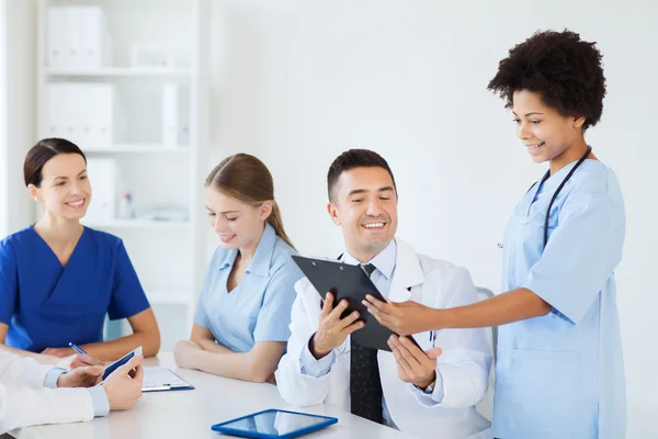 Gruppe glücklicher Ärzte trifft sich im Krankenhaus — Stockfoto