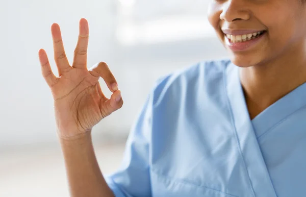 Close up van de Afrikaanse dokter of verpleegkundige ok teken tonen — Stockfoto