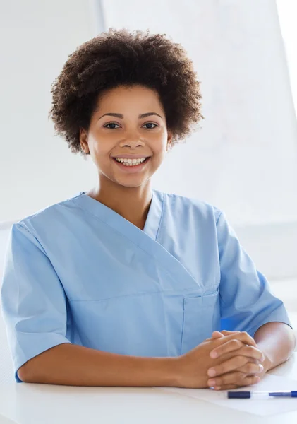 Gelukkig arts of verpleegkundige met Klembord in ziekenhuis — Stockfoto