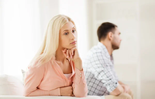 Pareja infeliz discutiendo en casa —  Fotos de Stock