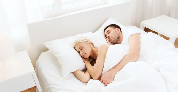 Feliz pareja durmiendo en la cama en casa —  Fotos de Stock