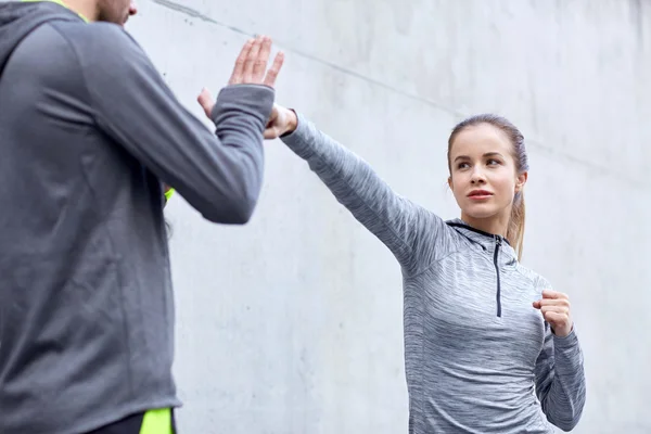 Femme avec coach travailler grève à l'extérieur — Photo