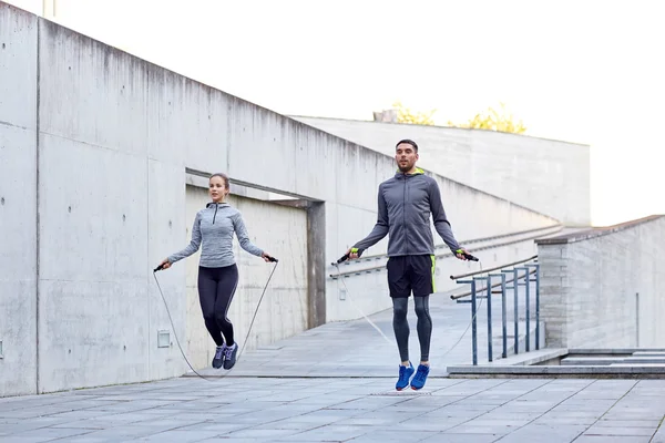 Erkek ve kadın ile ip atlama açık havada egzersiz — Stok fotoğraf