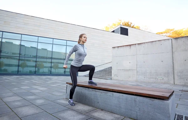 Mujer haciendo ejercicio en el banco al aire libre — Foto de Stock