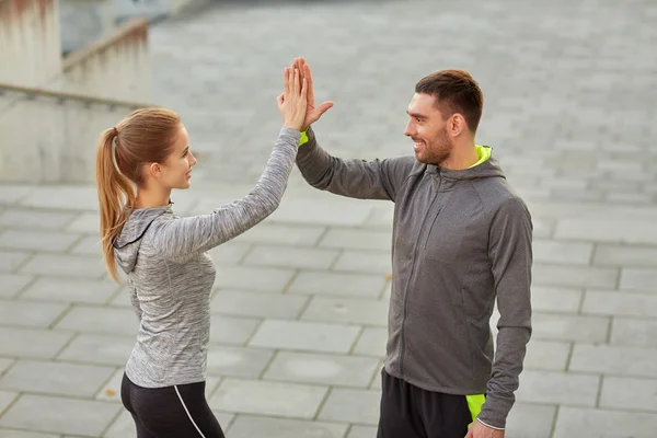 Feliz pareja dando alta cinco al aire libre — Foto de Stock