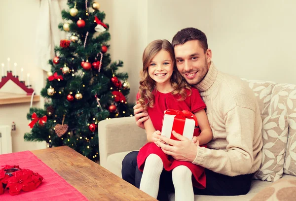 Улыбающиеся отец и дочь держат подарочную коробку — стоковое фото