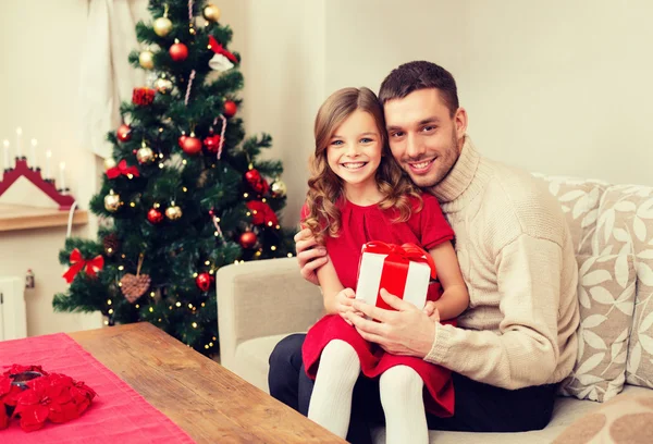 Sonriente padre e hija sosteniendo caja de regalo — Foto de Stock