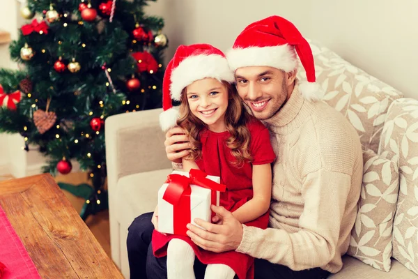 Sonriente padre e hija sosteniendo caja de regalo — Foto de Stock