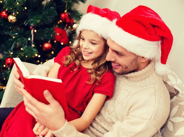 Sorridente padre e figlia lettura libro — Foto Stock