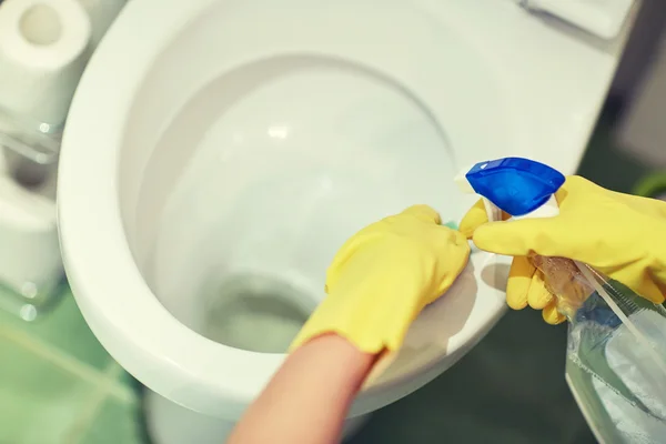 Primer plano de la mano con detergente aseo de limpieza — Foto de Stock