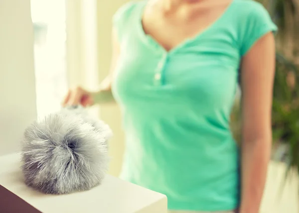 Primo piano della donna con pulitura a casa — Foto Stock