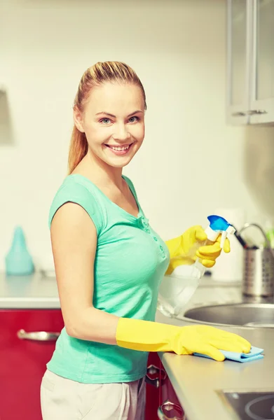 Mujer feliz limpieza mesa en casa cocina — Foto de Stock