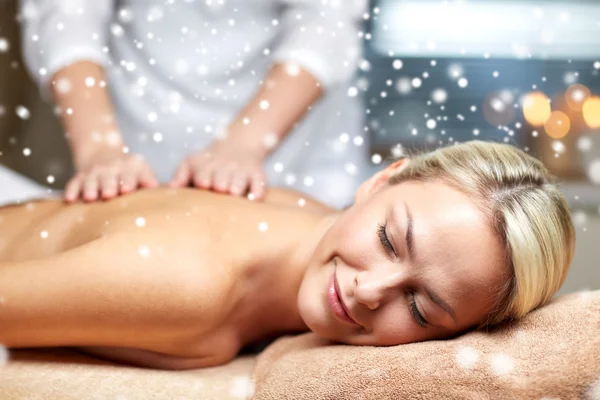 Close up of woman having back massage in spa — Stok fotoğraf