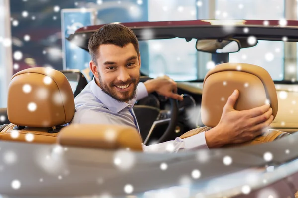 Hombre sentado en coche cabriolet en el auto show o salón — Foto de Stock