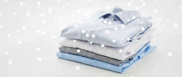 Close up of ironed and folded shirts on table — Stock Photo, Image