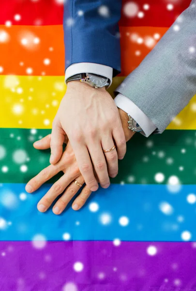 Close up de masculino gay casal mãos no arco-íris bandeira — Fotografia de Stock