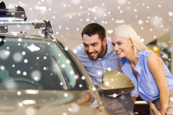 Щаслива пара купує автомобіль в автосалоні або салоні — стокове фото