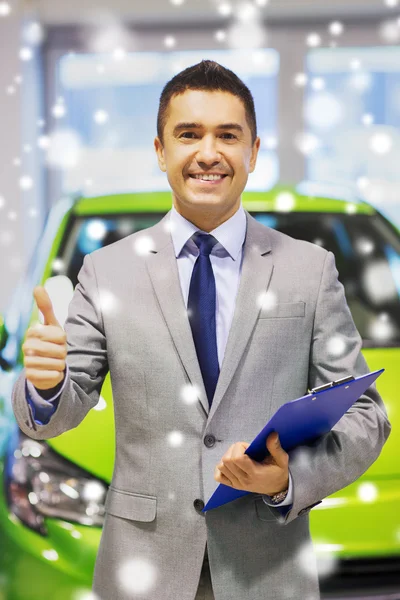 Hombre mostrando pulgares hacia arriba en el auto show o salón de coches — Foto de Stock