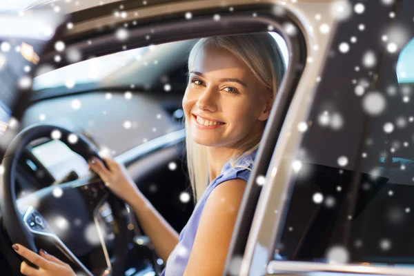 Glückliche Frau im Auto in Autoshow oder Salon — Stockfoto