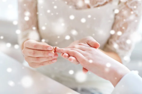 Close up de lésbicas casal mãos com anel de casamento — Fotografia de Stock