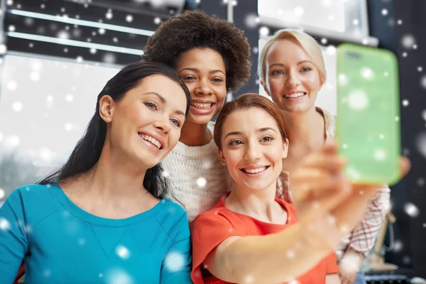 Happy young women taking selfie with smartphone — Stock Photo, Image