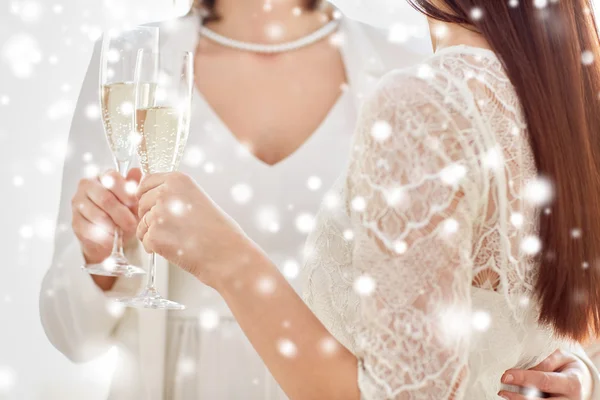 Close up de casal lésbico com taças de champanhe — Fotografia de Stock