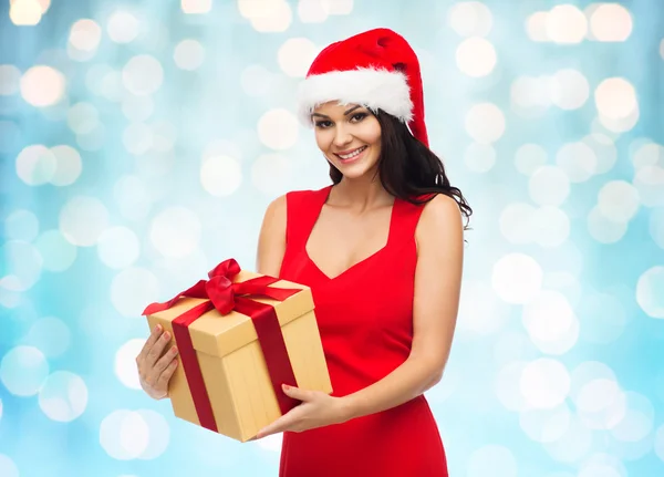 Bella donna sexy in cappello di Babbo Natale con confezione regalo — Foto Stock