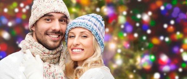 Lachende paar in winterkleren knuffelen — Stockfoto