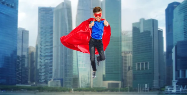 Pojke i super hero Kap och mask visar tummen — Stockfoto