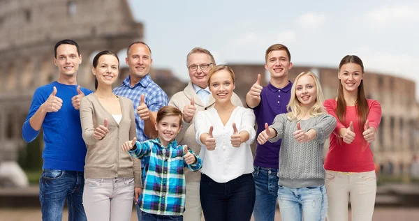 Szczęśliwi ludzie przedstawienie kciuki w górze nad Koloseum — Zdjęcie stockowe