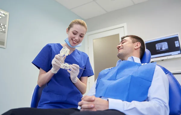 Boldog fogorvos találat állkapocs elrendezés férfi beteg — Stock Fotó