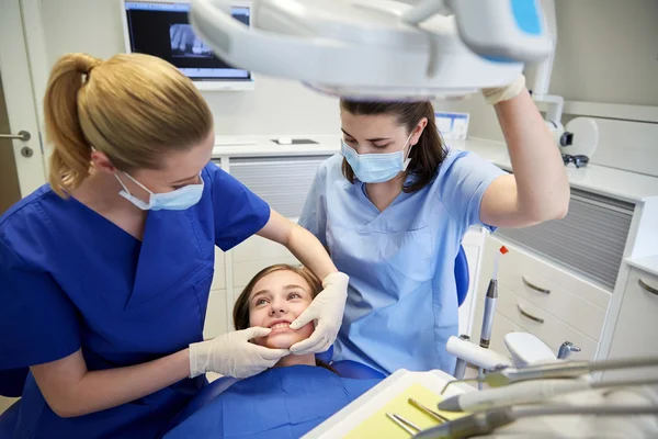 Ευτυχισμένη γυναίκα οδοντίατρος με ασθενών κορίτσι στην κλινική — Φωτογραφία Αρχείου