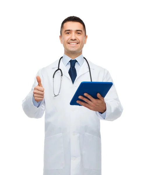 タブレット pc と白衣の男性医師の笑顔 — ストック写真