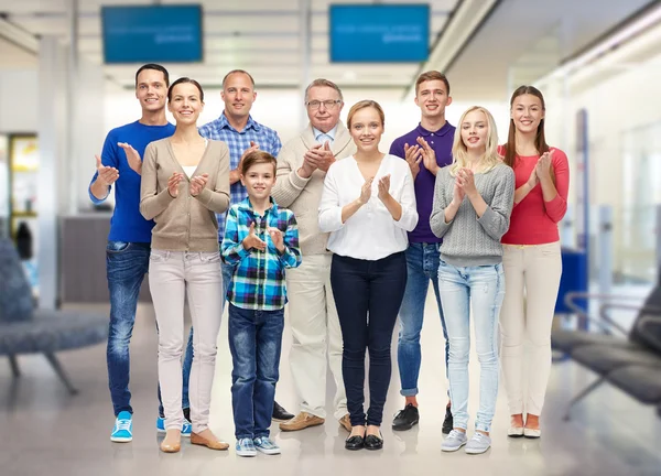 Group of smiling people applauding — Stockfoto
