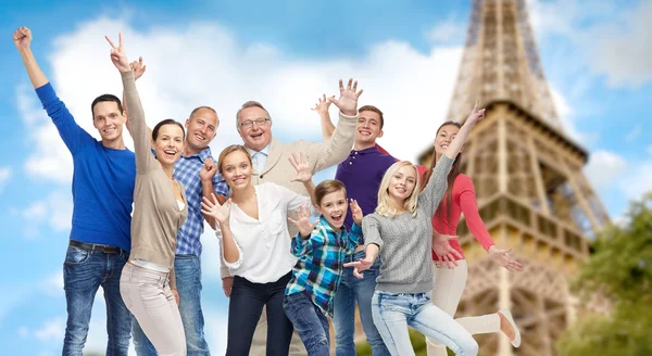 Group of happy people having fun over eiffel tower — Zdjęcie stockowe