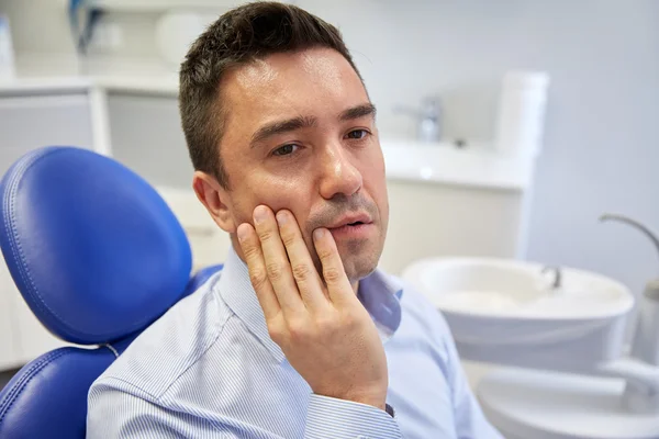 Miután fogfájás és a fogorvosi székben ülő ember — Stock Fotó